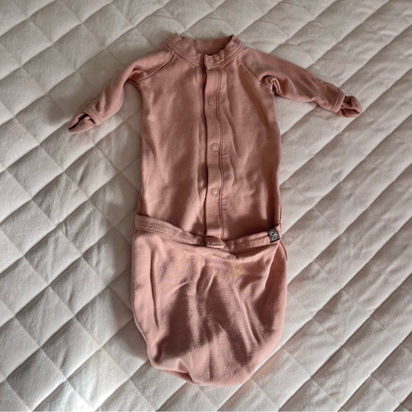 Goumi Rose Long Sleeve sleeper gown baby girl size newborn - Picture 2 of 9